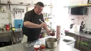 Un bucătar din Timişoara lasă în fiecare zi porţii de mâncare pentru nevoiaşi, în faţa restaurantului: "Serveşte dacă îţi este foame!"
